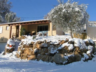 Maison sous la neige